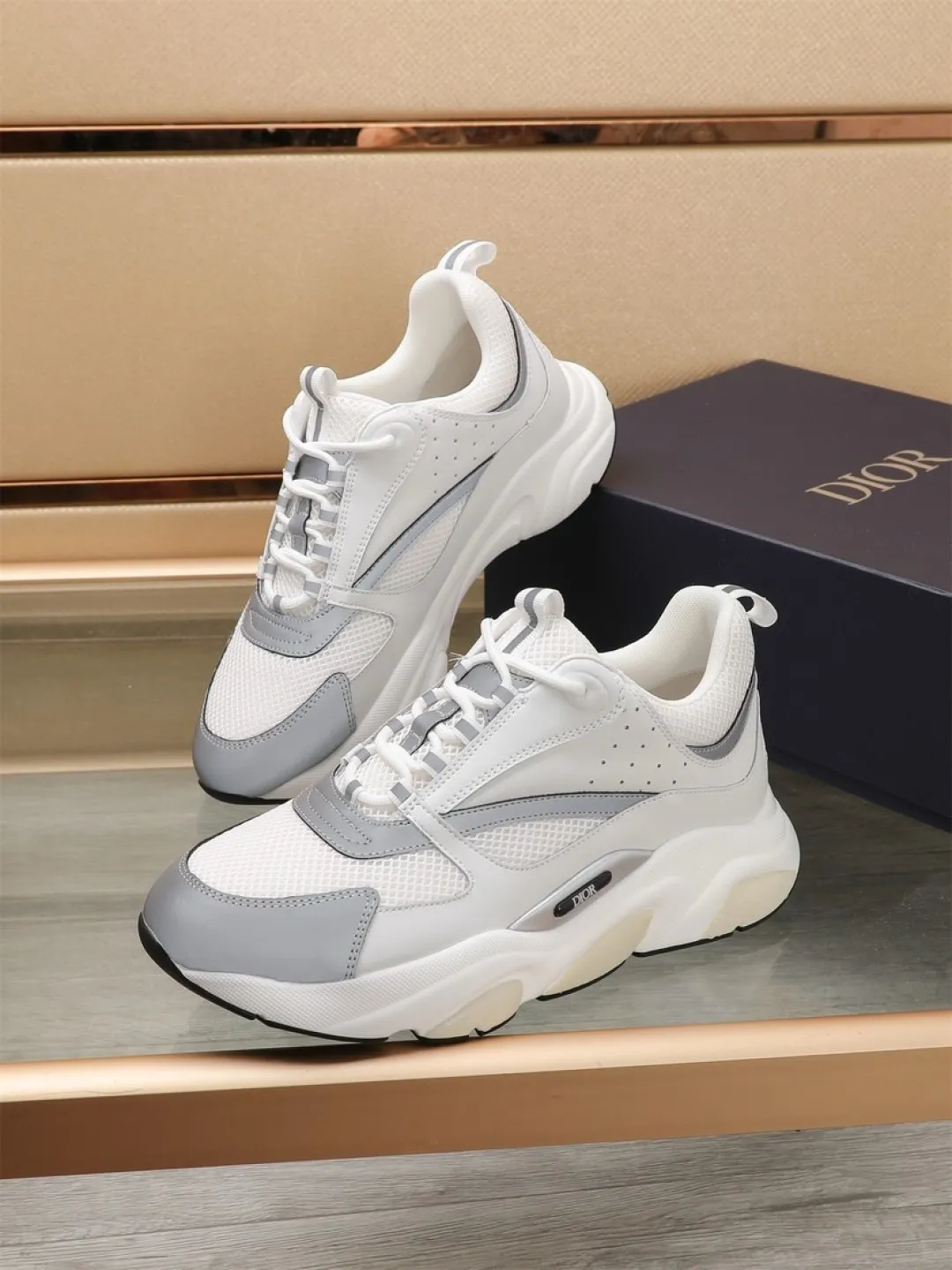 Men's shoes 💰P460💰【Dior】Dior✨ is online at the same time👏 This casual sneaker is a new product in the series and continues Di*r's classic style. The upper is made of original mesh and cow leather, with a two-color textured outsole, and the brand's iconic details on the rear collar and heel to enhance the style. Fashionable and versatile. Wear it with jeans or slacks for a casual look. Size: 38-44 (45 customized)